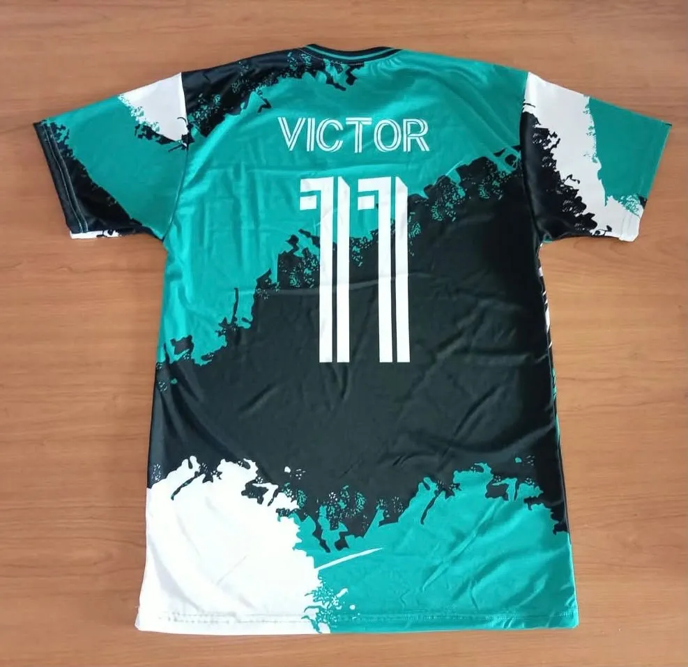 Espalda de la misma camiseta, con el nombre Víctor y el número 11
