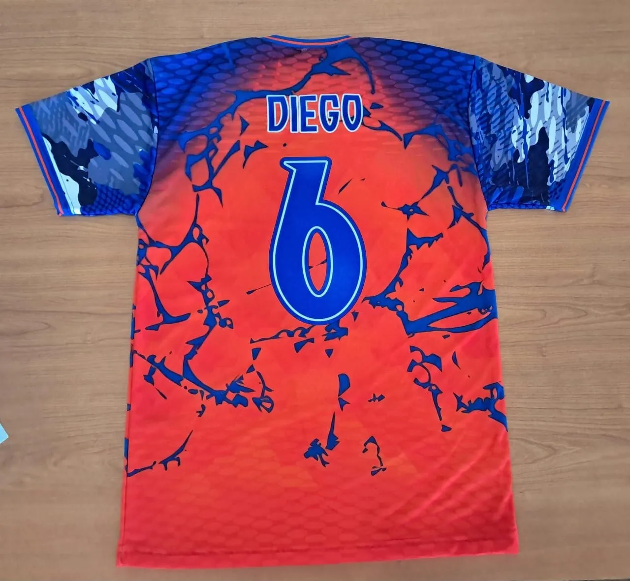 Jersey azul y naranja con el nombre Diego y el número 6