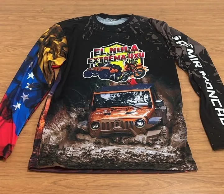 Jersey de manga larga con una camioneta 4x4 impresa