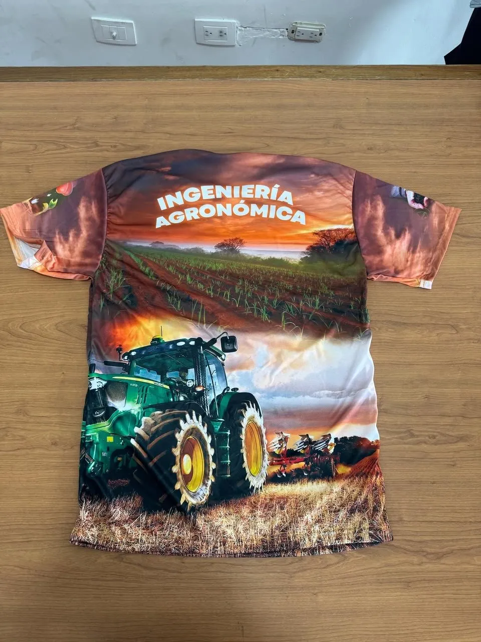 Franela de Ingeniería Agronómica con un tractor en el campo, impresa de lado a lado