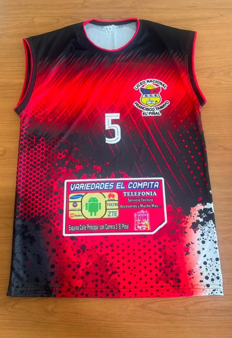 Camiseta sin mangas roja con el número 5 y patrocinantes