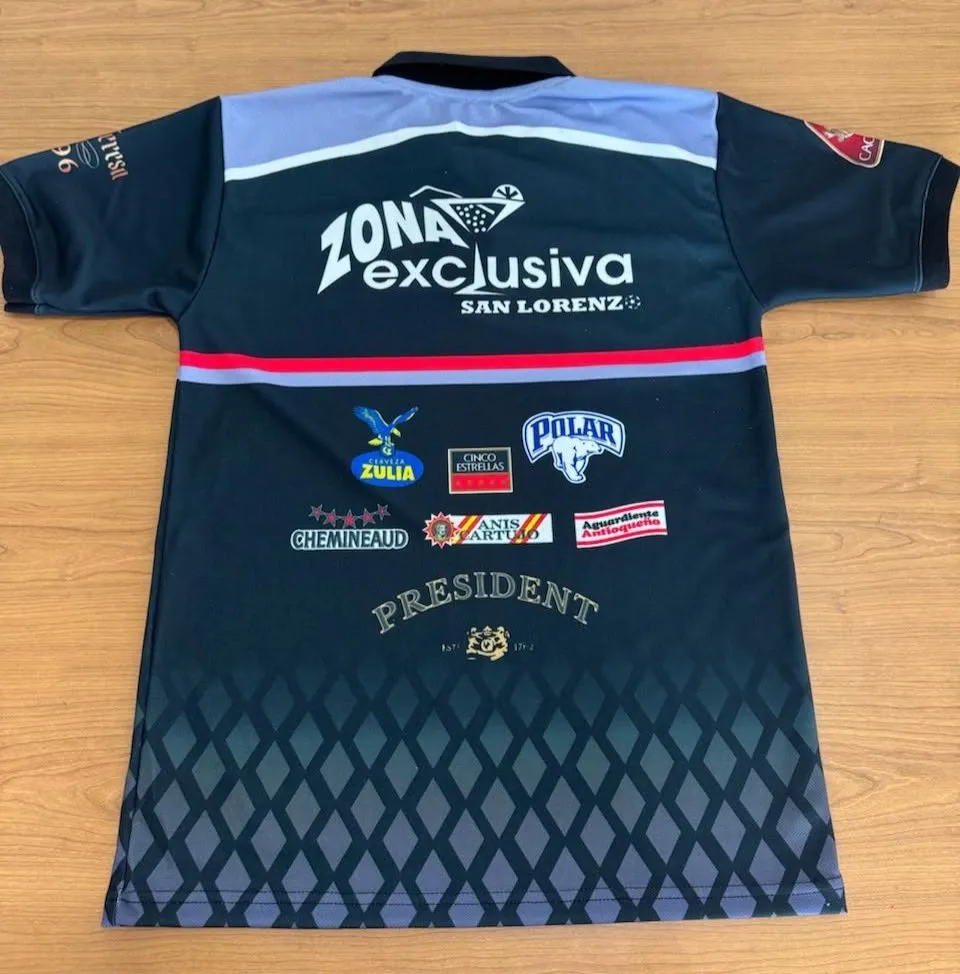 Chemise negra con el logo de Zona Exclusiva y varios patrocinantes