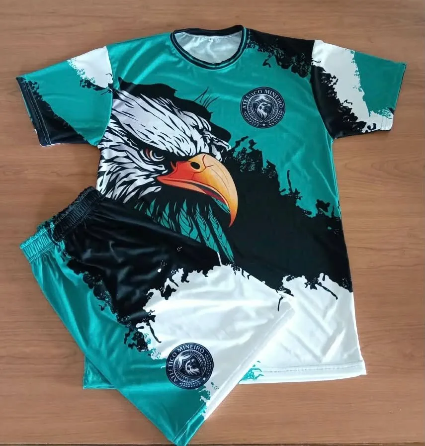Conjunto de fútbol verde azulado y negro con un águila impresa, camiseta y short