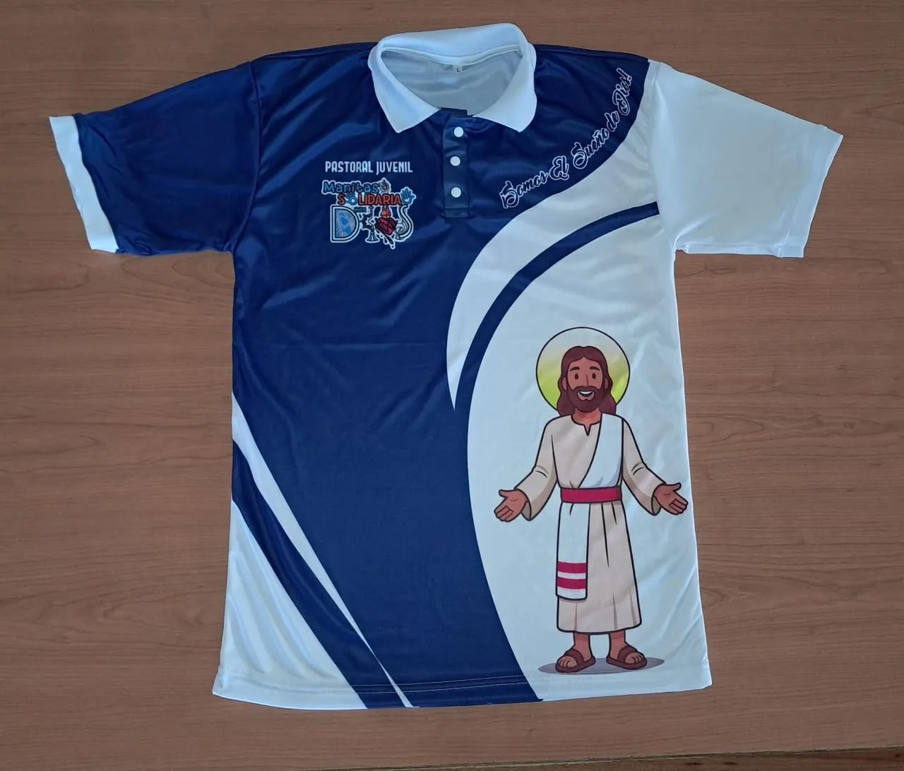 Chemise azul y blanca con cuello tejido en contraste
