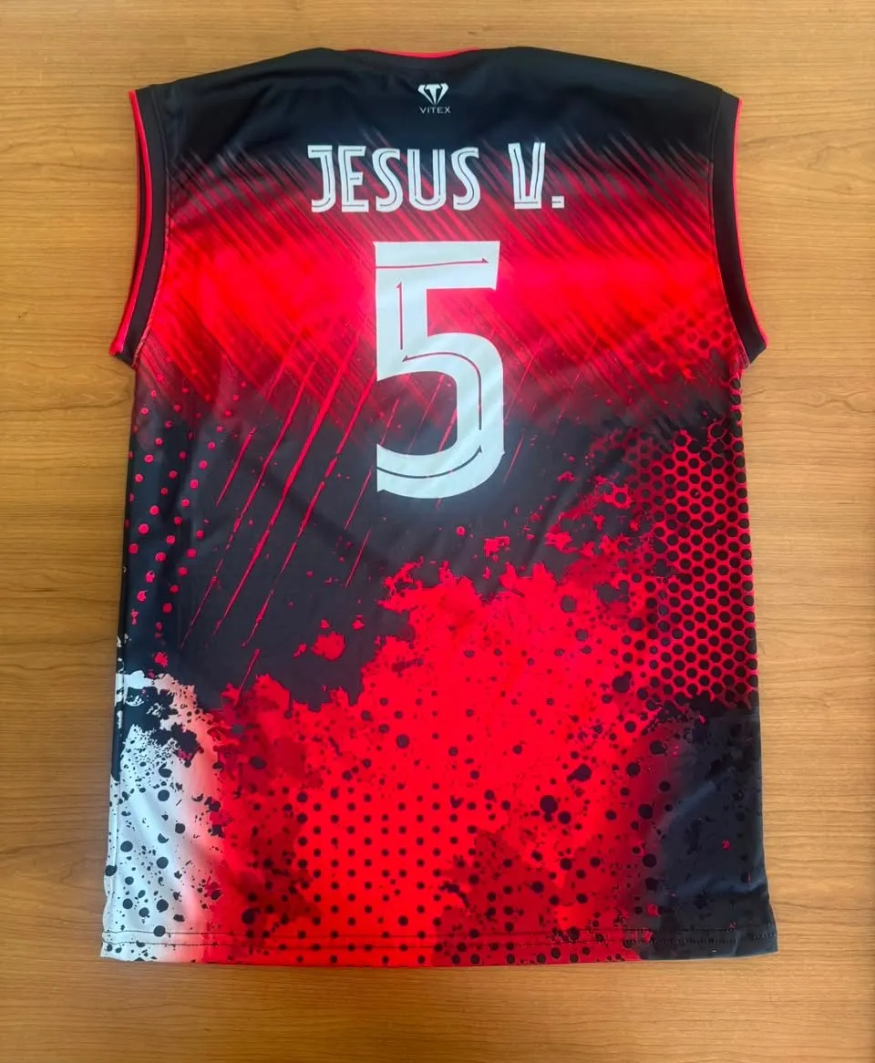 Camiseta sin mangas roja con el nombre Jesús V. y el número 5