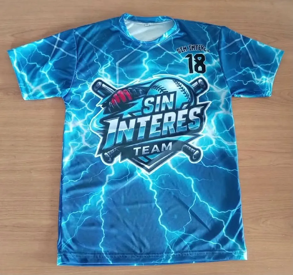 Camiseta de Sin Interés Team con relámpagos azules y el número 18