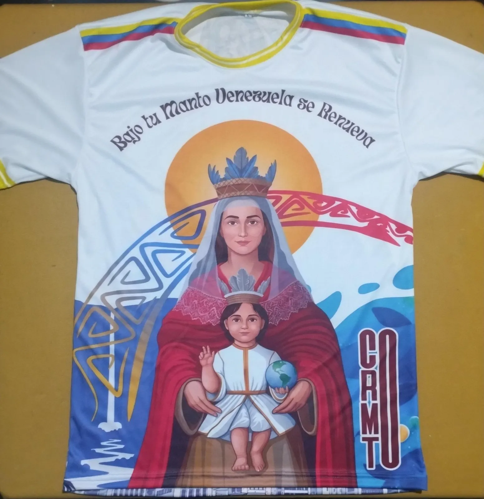 Franela con una imagen religiosa sobre manto azul y dorado