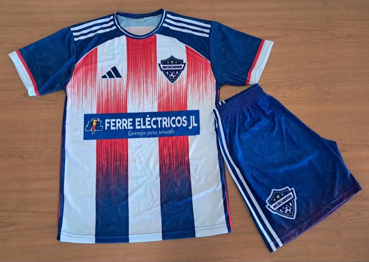 Conjunto de fútbol a rayas rojas y blancas, con camiseta y short