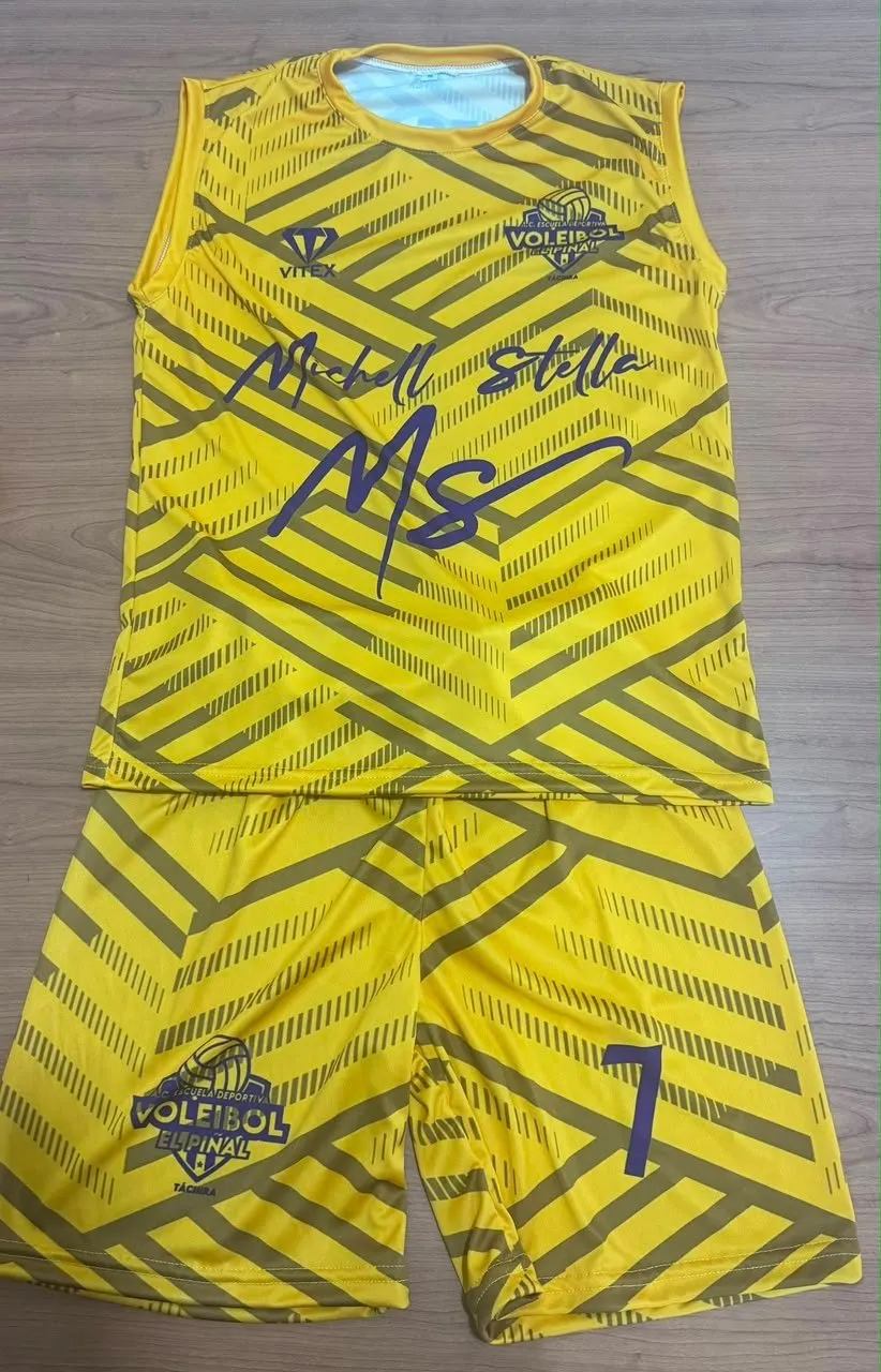 Conjunto de voleibol amarillo con camiseta y short