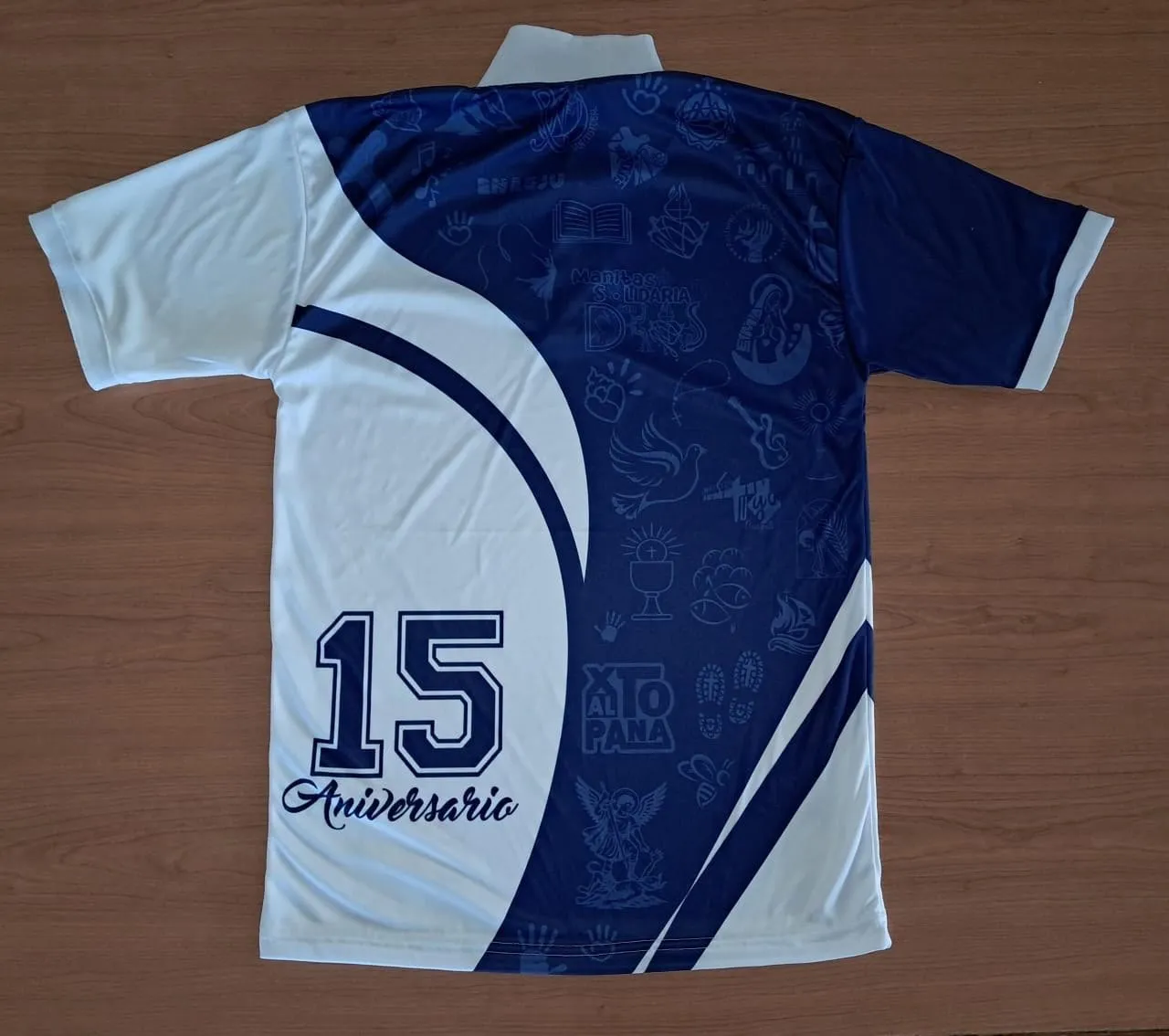 Chemise azul marino conmemorativa de un 15 aniversario