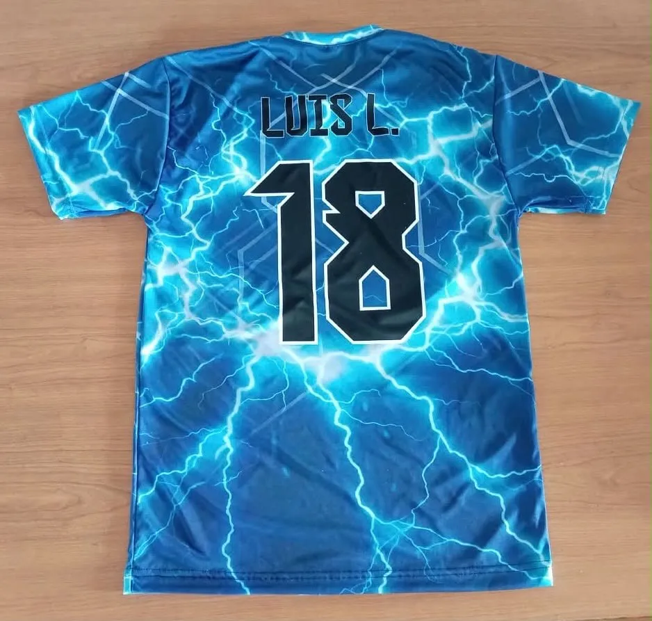 Espalda de la misma camiseta, con el nombre Luis L. y el número 18