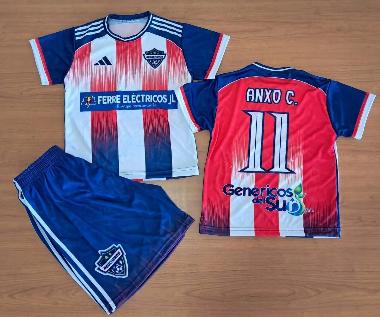 Dos camisetas a rayas rojas y blancas con los números 11