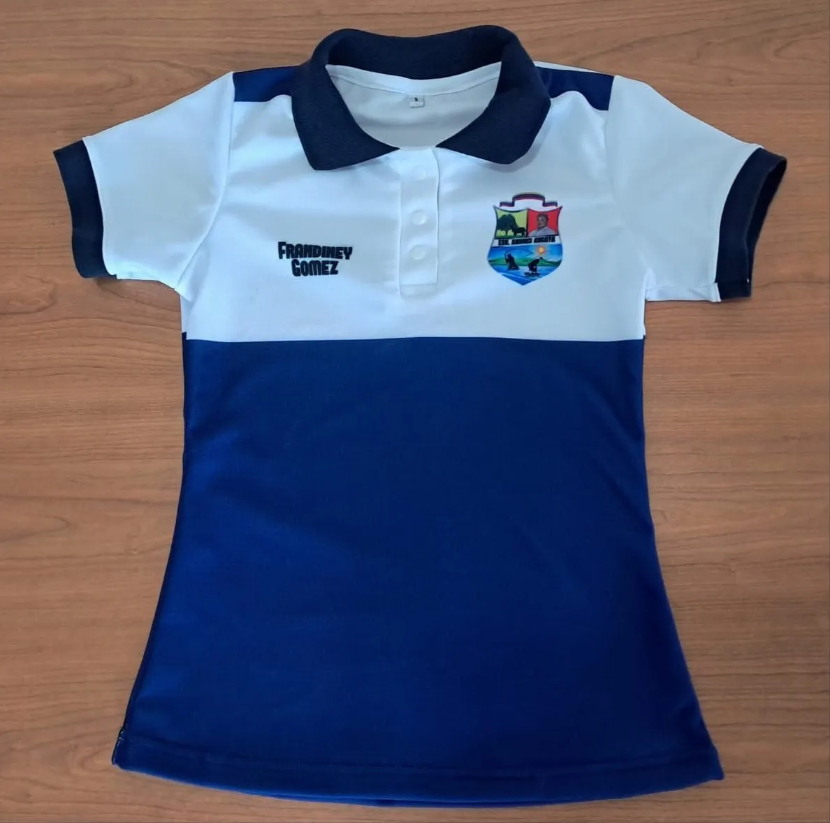 Chemise blanca y azul con una imagen institucional