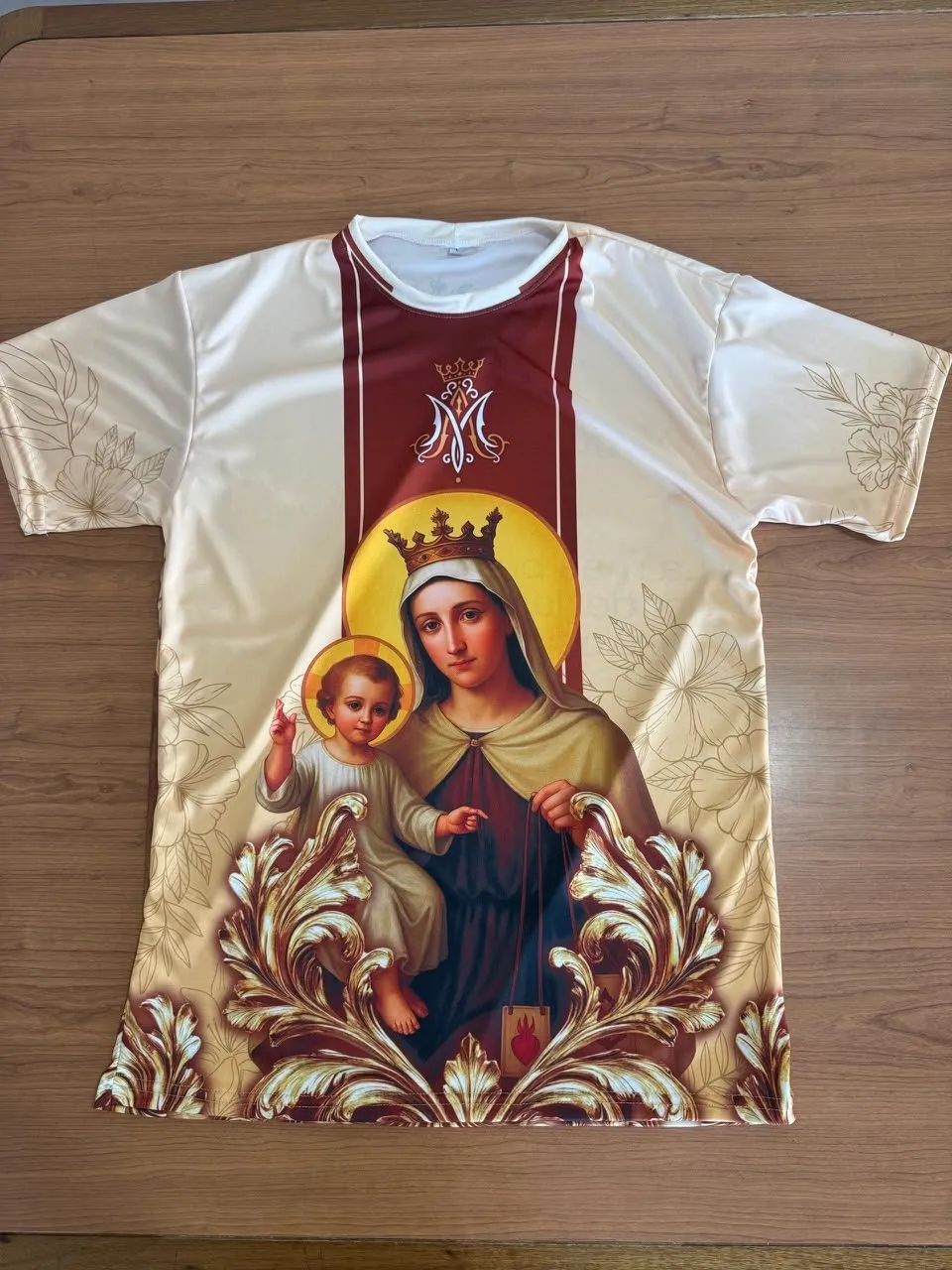 Franela con la Virgen del Carmen sobre fondo dorado