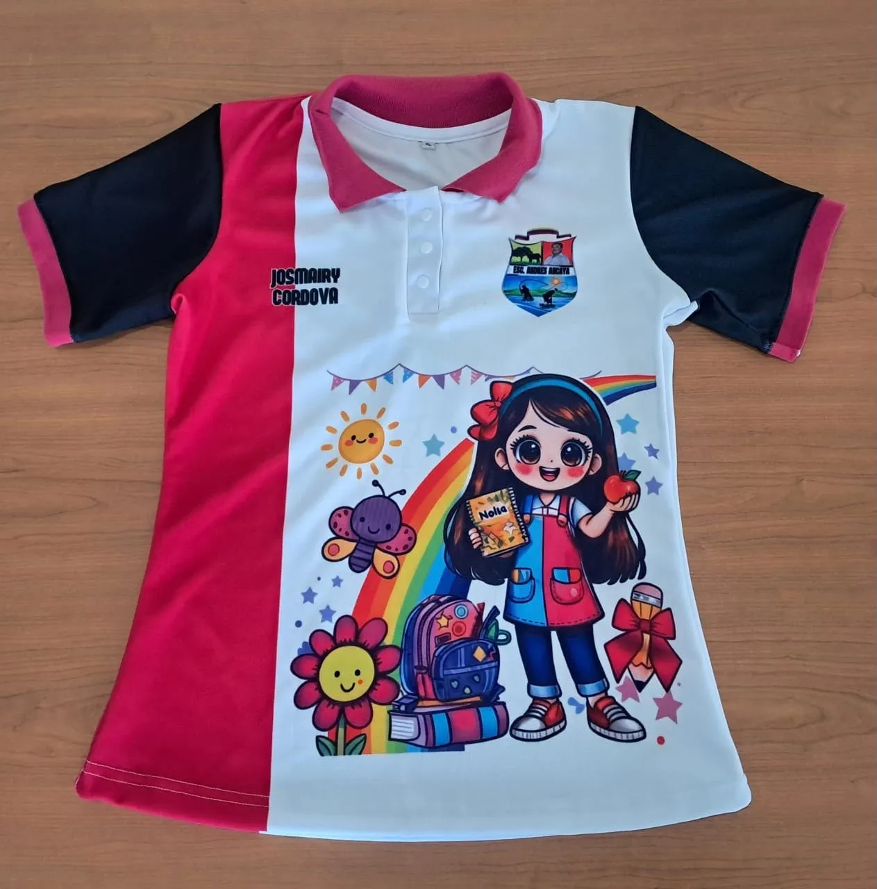 Chemise infantil roja y blanca con un personaje ilustrado