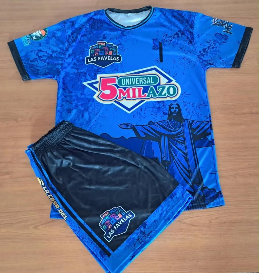 Conjunto de fútbol azul con camiseta y short a juego