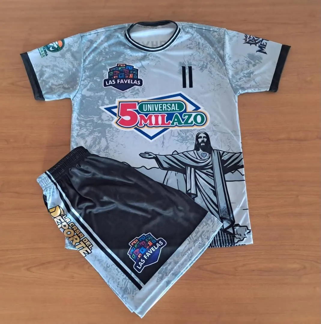 Conjunto de fútbol gris con camiseta y short