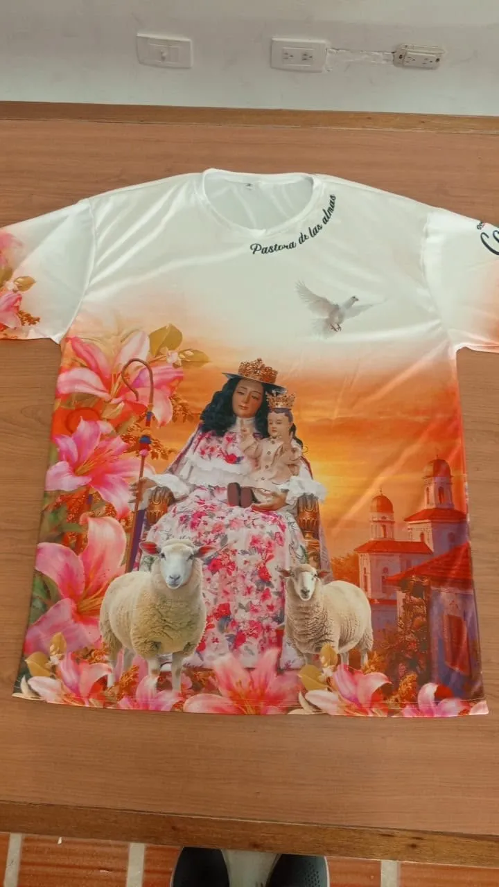 Franela con una imagen religiosa, ovejas y flores en tonos rosados