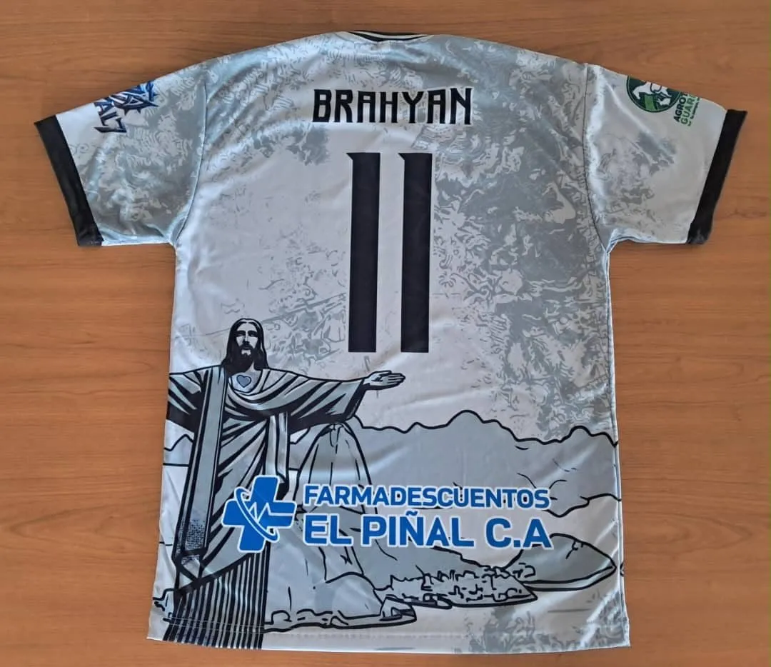 Camiseta gris con el nombre Brahyan y el número 11