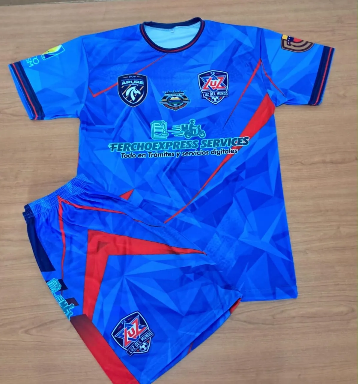 Conjunto de fútbol azul y rojo con camiseta y short
