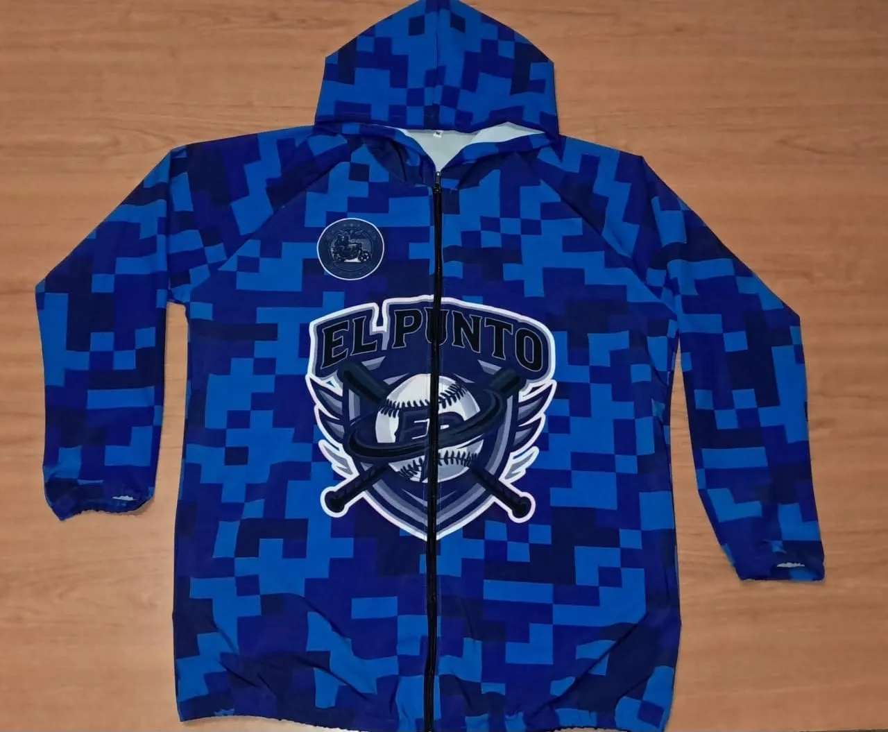 Buzo azul con capucha de El Punto, con estampado digital