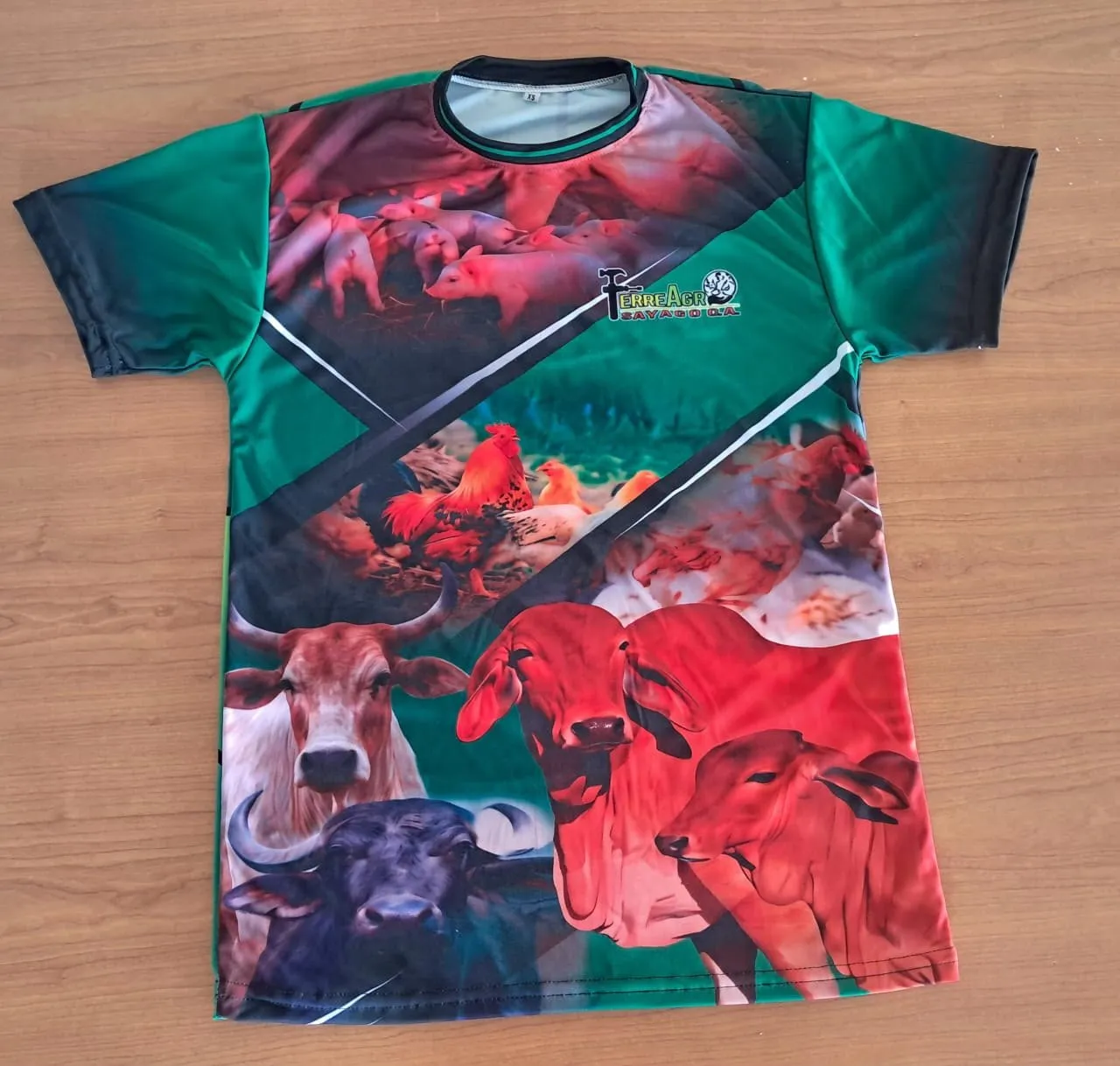 Franela verde y roja con motivos de ganadería