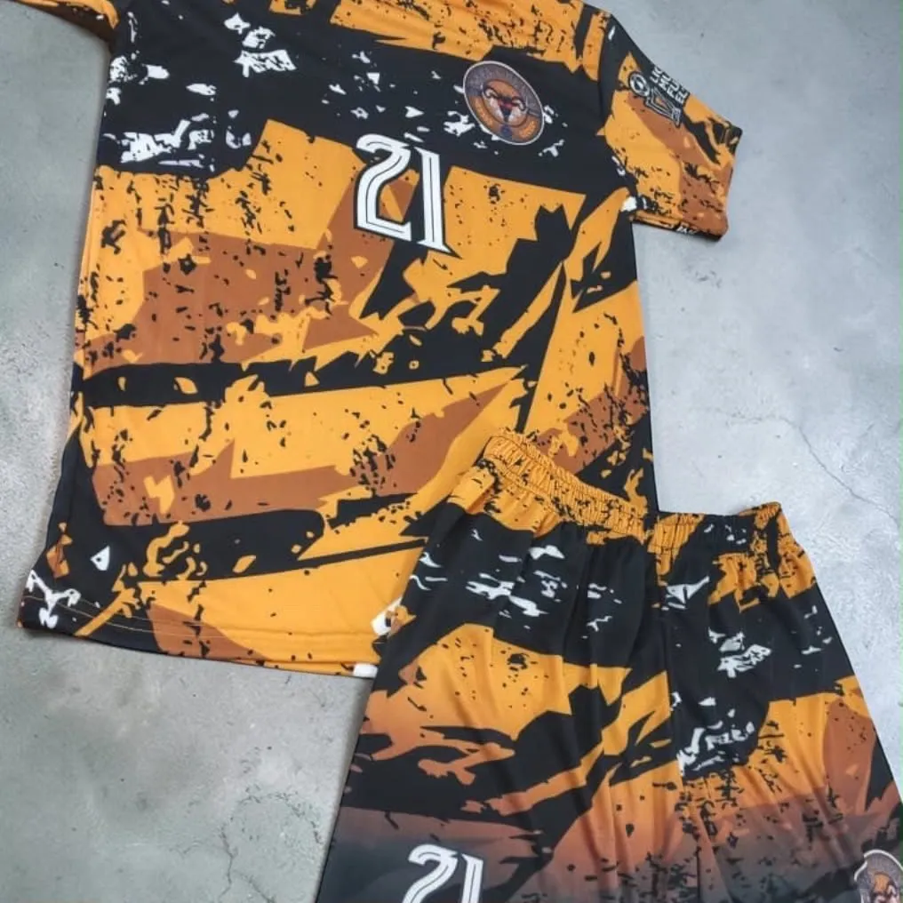 Conjunto de fútbol naranja y negro con el número 21