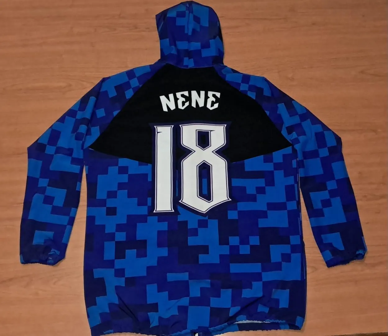Jersey azul camuflado con el nombre Nene y el número 18