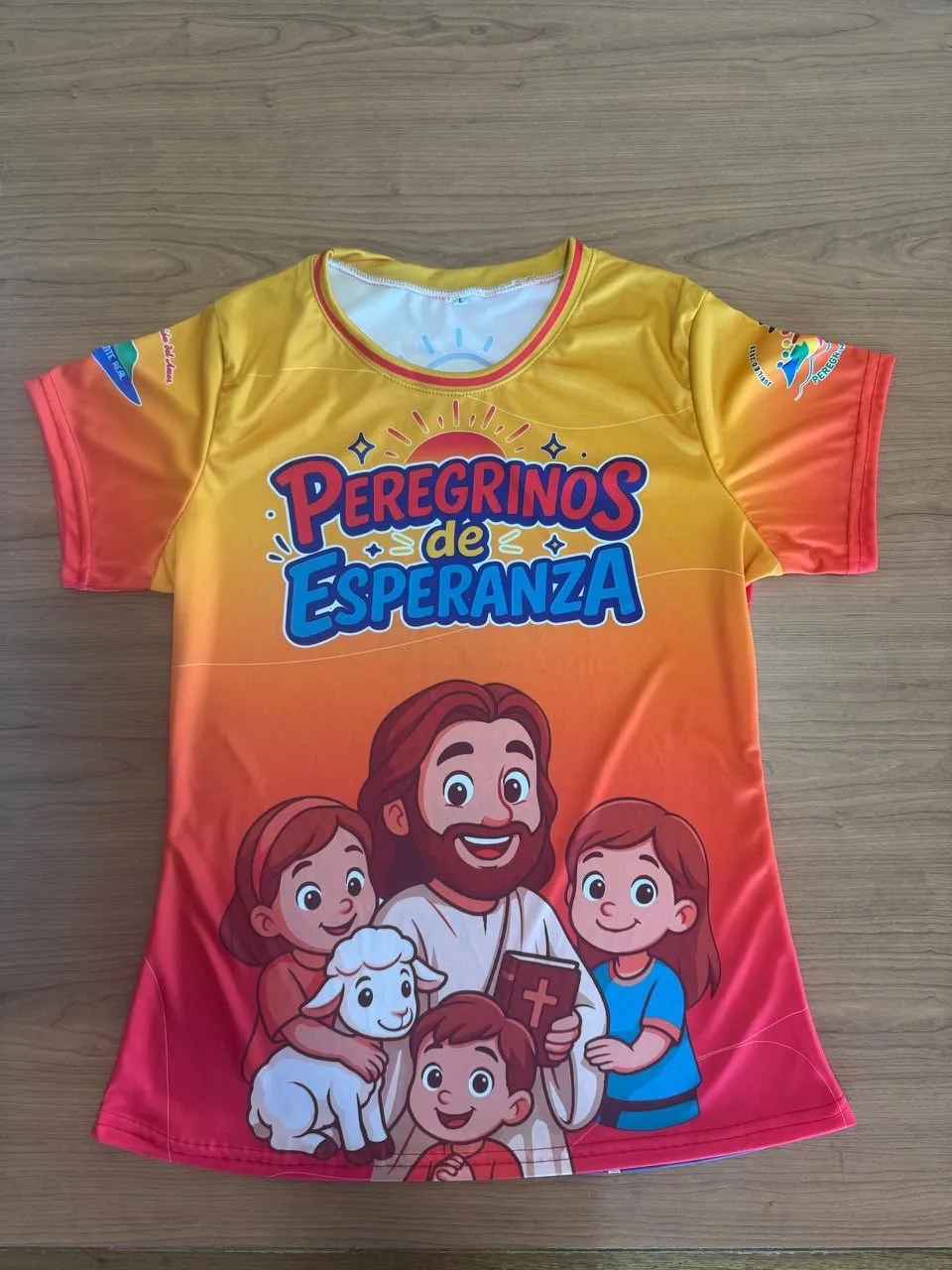 Franela infantil naranja con personajes ilustrados