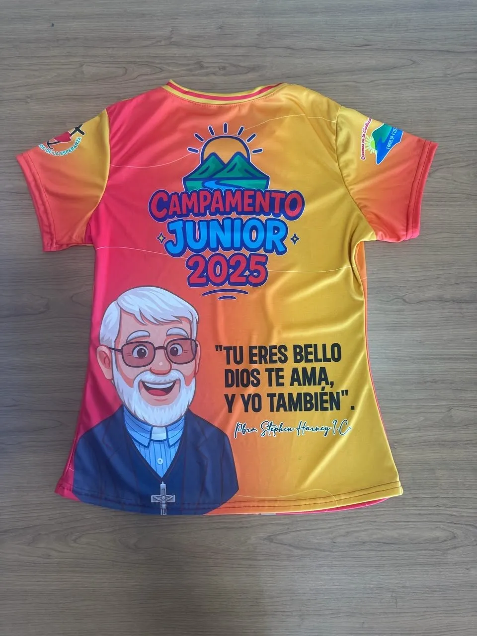 Franela de un campamento juvenil en amarillo y rojo