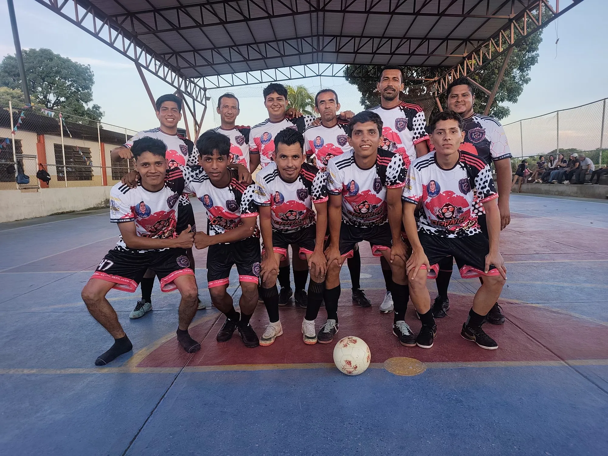 El plantel de 12 de Octubre F.C en la cancha, con los uniformes puestos