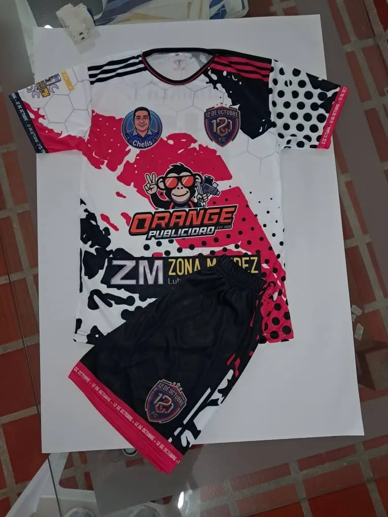 Conjunto de 12 de Octubre FC con logos de patrocinantes
