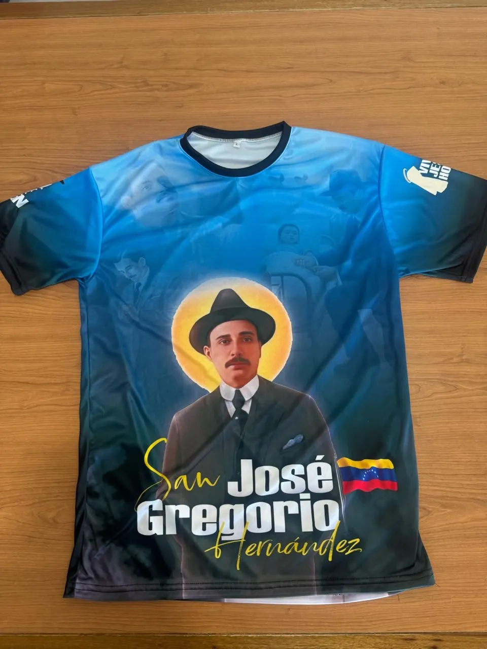 Franela con San José Gregorio Hernández sobre fondo azul