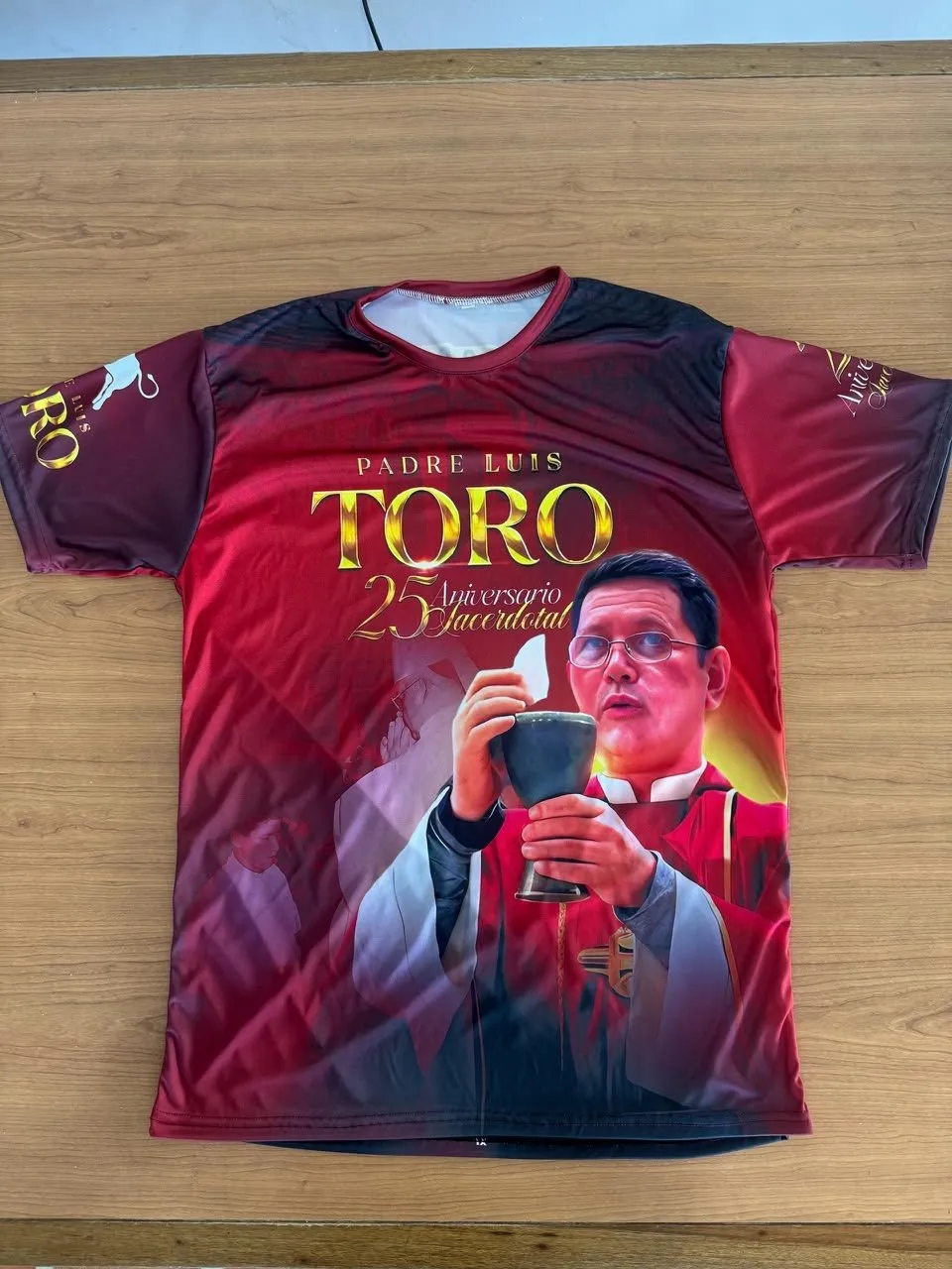 Franela vinotinto conmemorativa de un aniversario sacerdotal