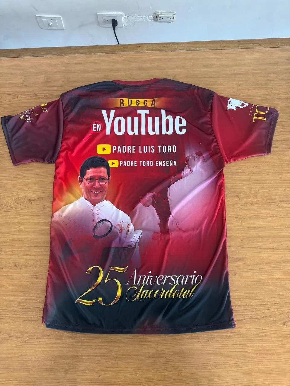 Franela conmemorativa en vinotinto y blanco por un 25 aniversario