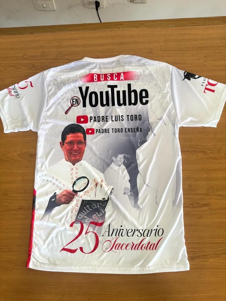 Franela blanca conmemorativa con fotografía impresa