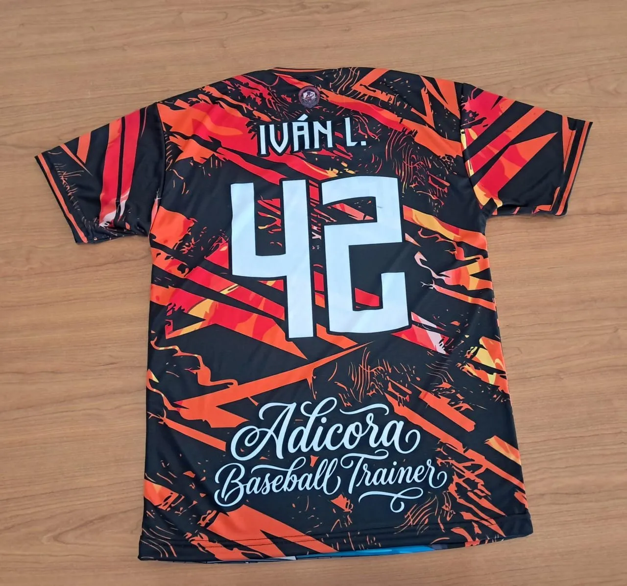 Espalda de la camiseta de Adícora con el nombre Iván L. y el número 42