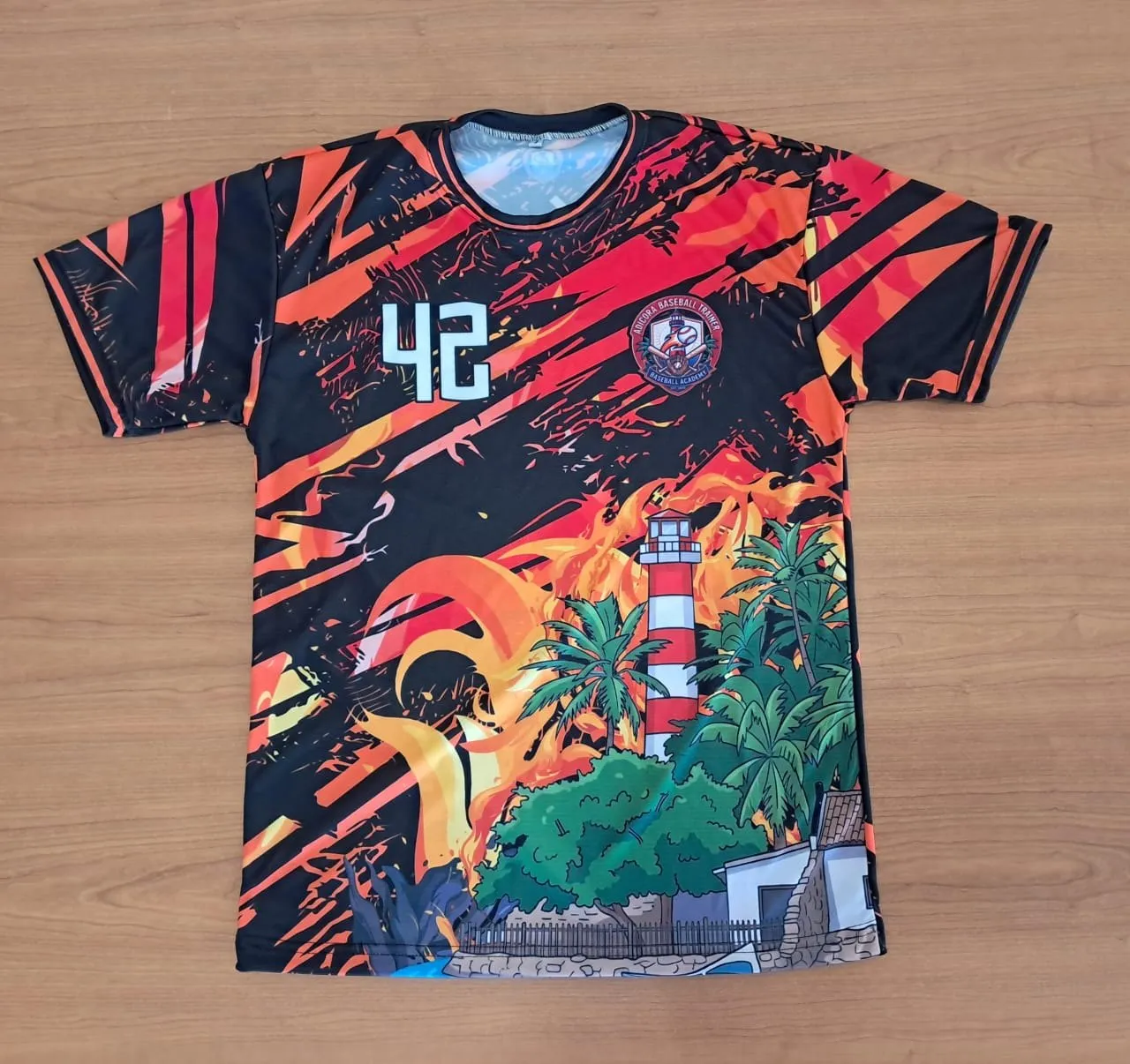 La camiseta de Adícora ya confeccionada, sobre la mesa del taller