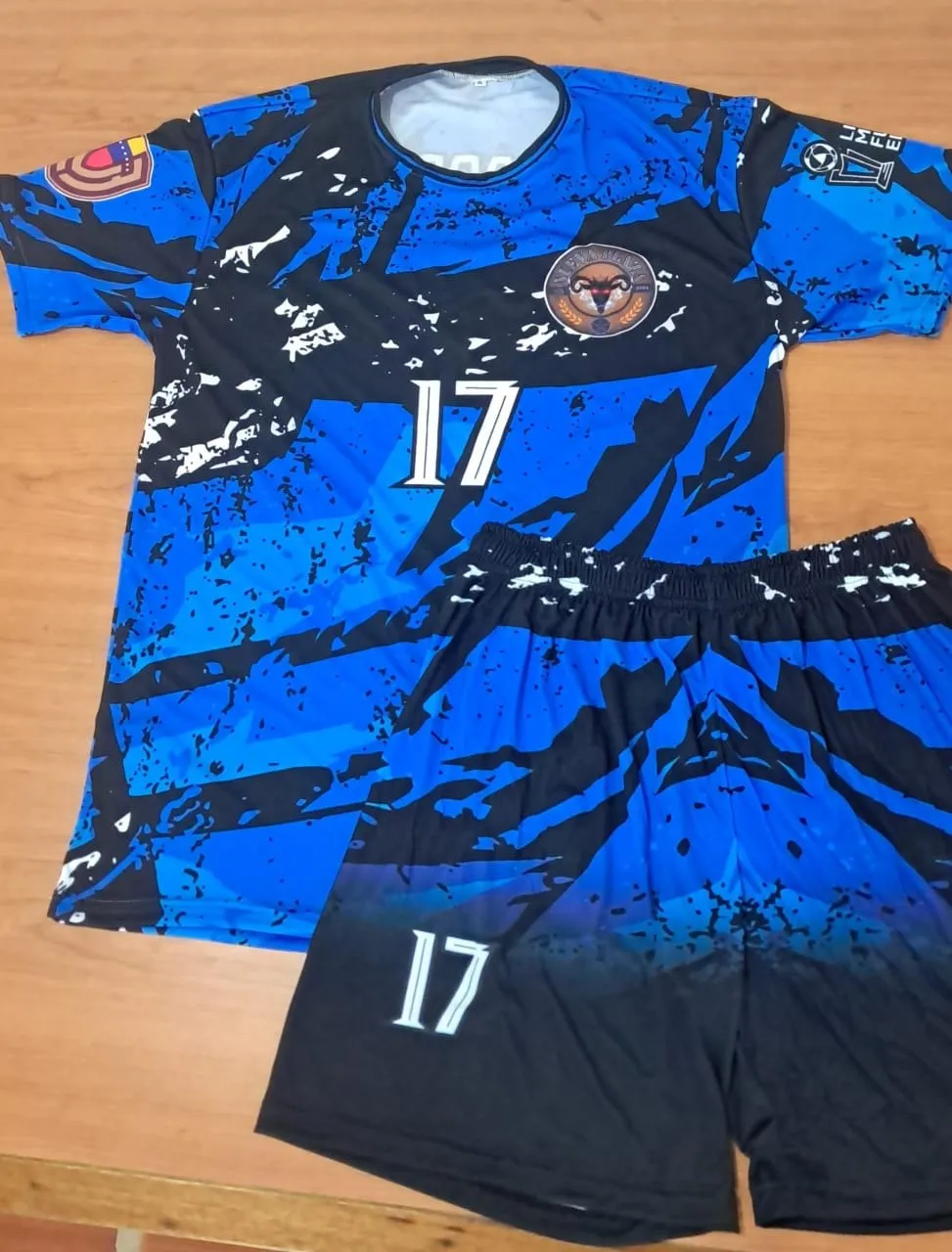 Conjunto deportivo azul y negro con el número 17