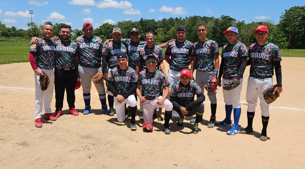 Un equipo de softbol en el campo con las franelas que les confeccionamos