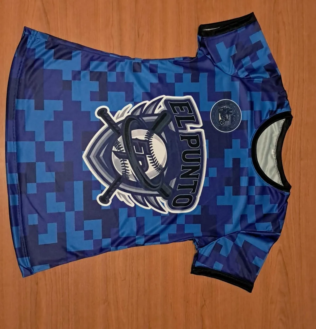 Detalle del cuello tejido y el puño de manga de una camiseta