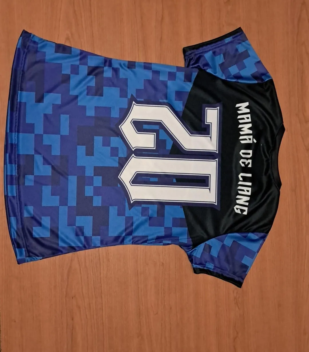 Camiseta de El Punto con el número 10 y cuello tejido en contraste