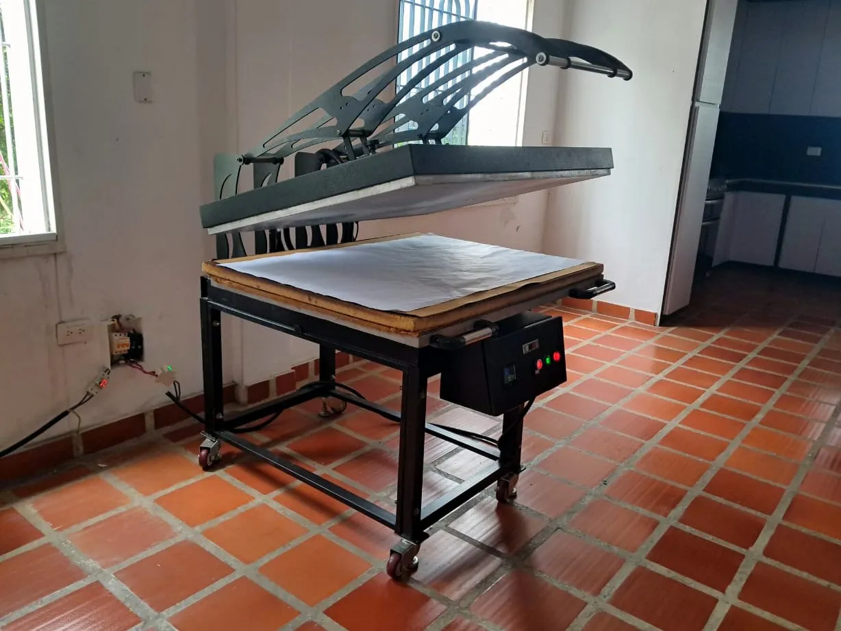 Plancha de sublimación abierta, con la tela y el papel sobre la base