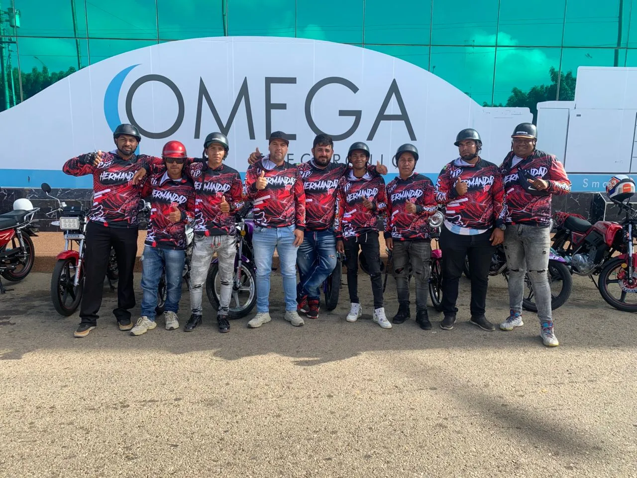 Los integrantes de Hermandad PJP con sus jersey puestos, junto a las motos