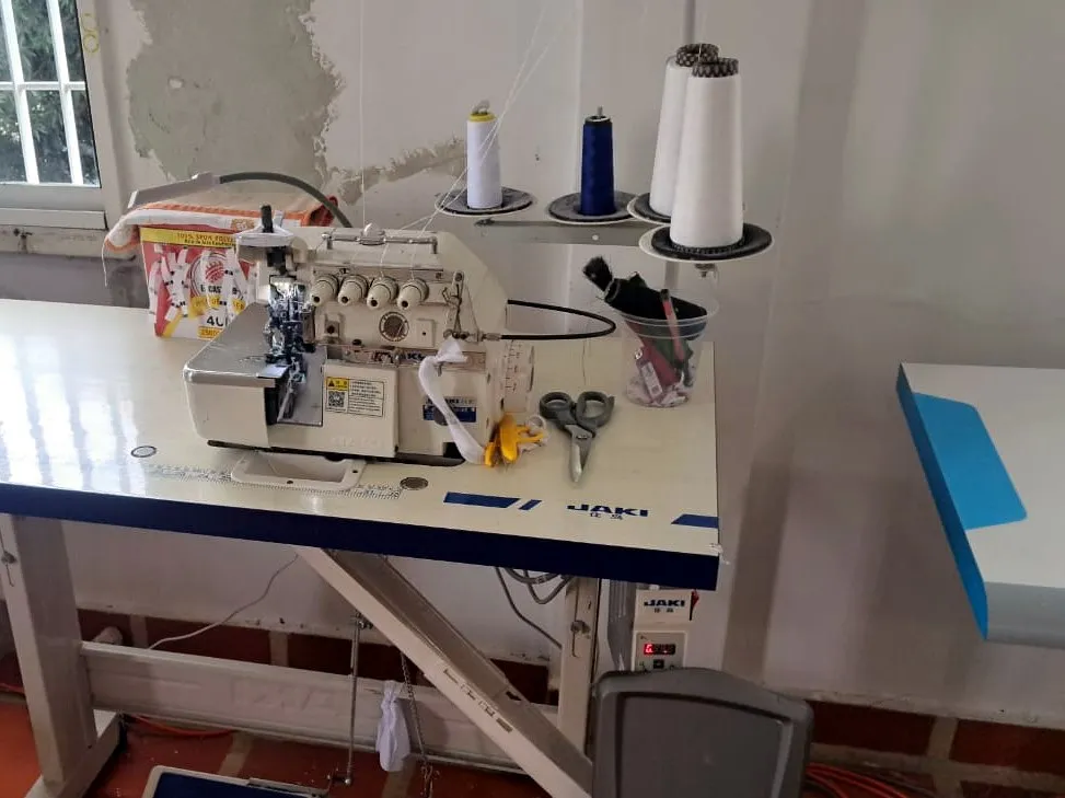 Máquina overlock con sus conos de hilo, lista para rematar costuras