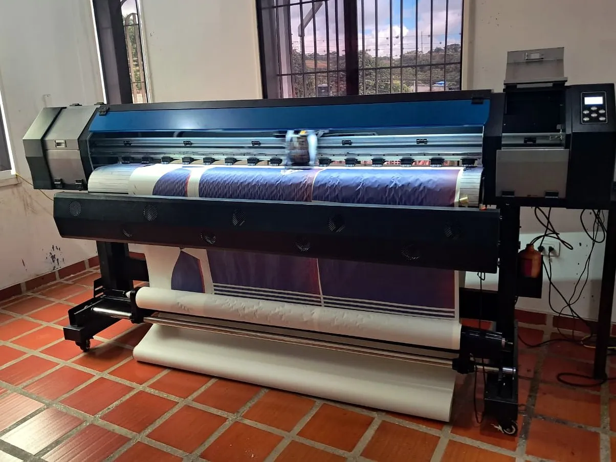 Plotter de gran formato imprimiendo un diseño sobre papel de transferencia