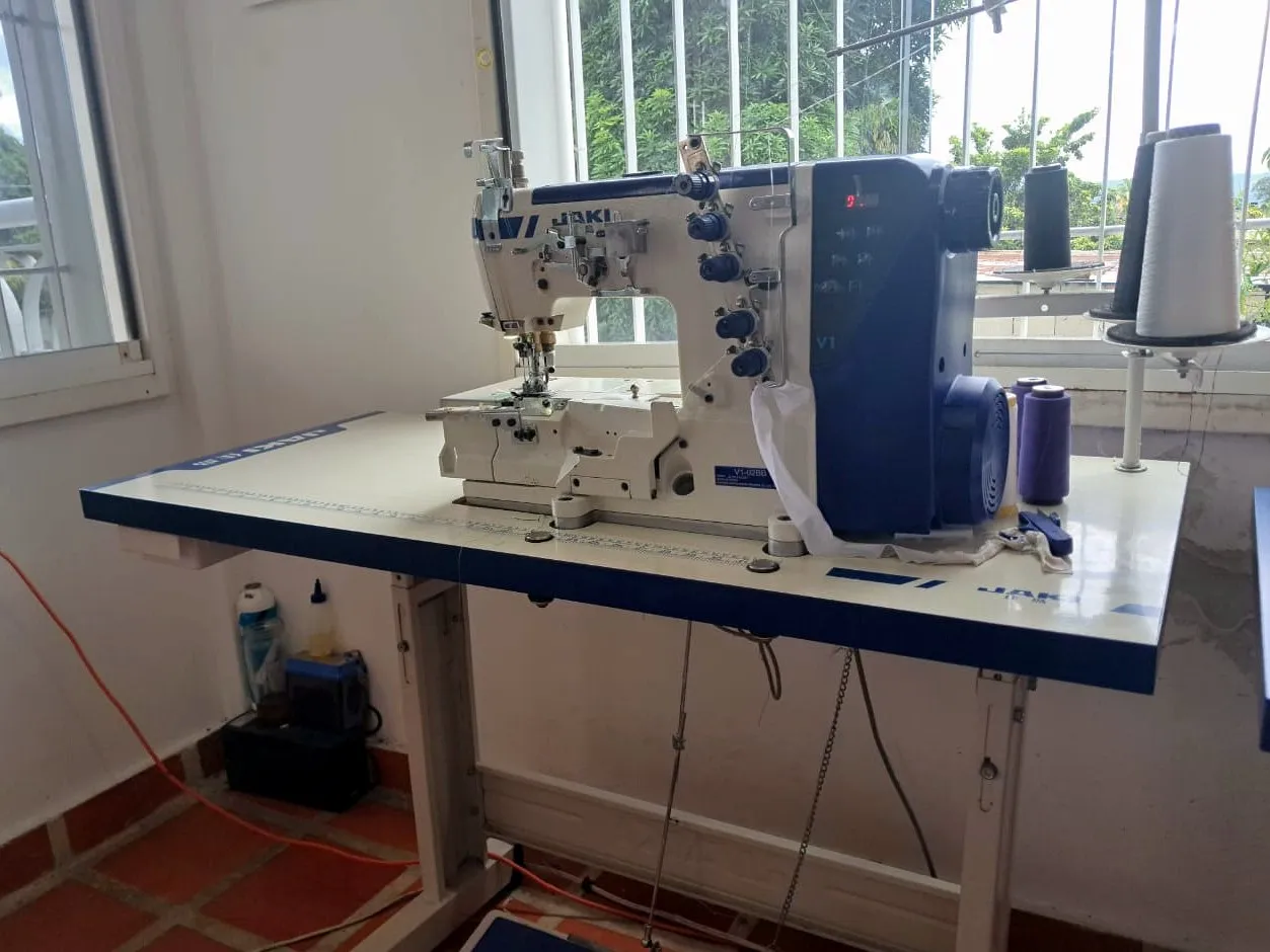 Máquina de coser industrial de doble aguja en el área de costura