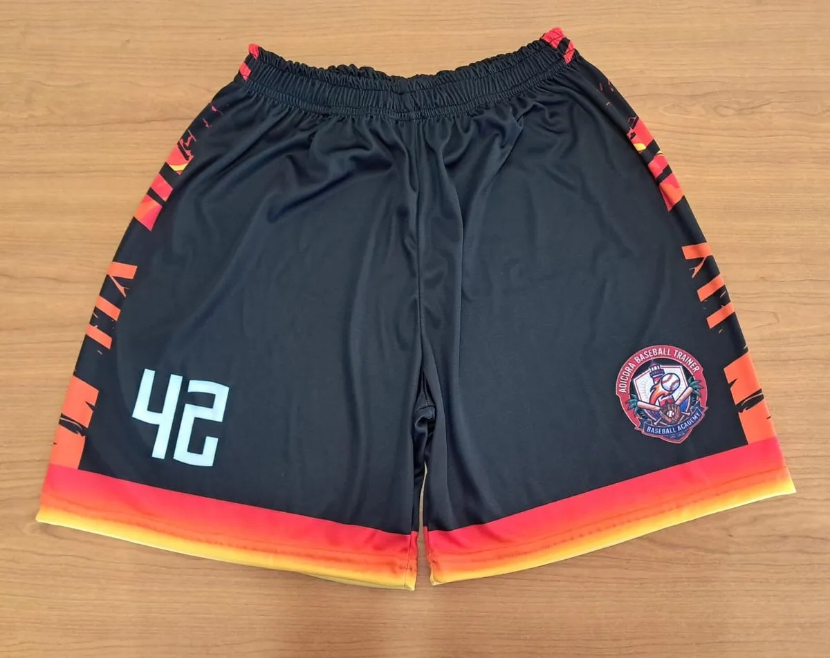 Detalle del short: pretina elástica y ruedo con degradado continuo